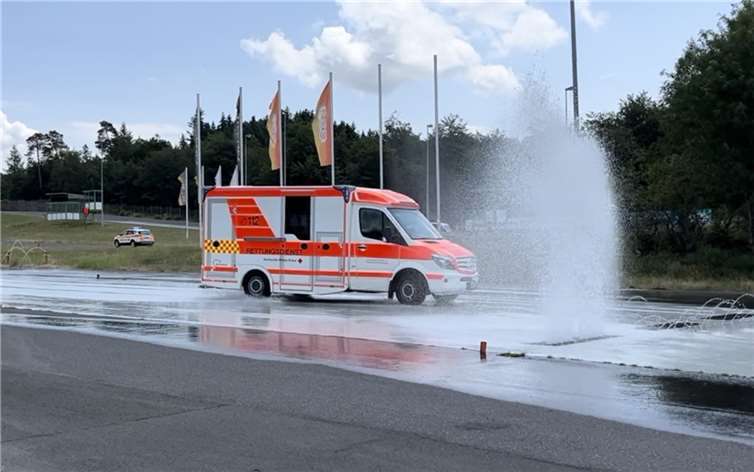 Das Rettungsfachpersonal des DRK-Kreisverbands Ahrweiler schulte sehr realitätsnah bei einem Fahrsicherheitstraining sein Verhalten in Grenzsituationen des Straßenverkehrs.  Foto: Astrid Zens/DRK-Kreisverband Ahrweiler e.V.