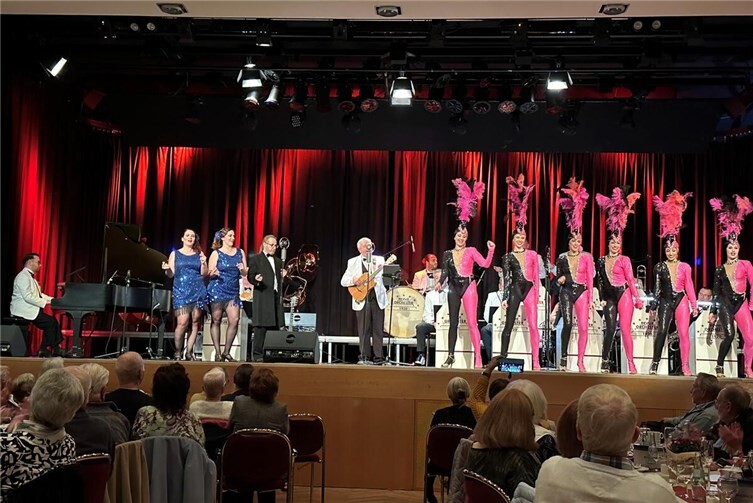 Das „Revue Orchester 1920“ entführte das Publikum im Zusammenspiel mit den Solisten Lisa Helfer und Martin Herrmann sowie den Tänzerinnen in die „Goldenen 20er Jahre“. Foto: Stefan Pauly/VG-Verwaltung Mendig