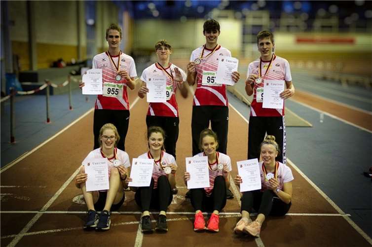 Das Rhein-Wieder U20-Aufgebot war kleiner als bei den Aktiven, aber schnitt perfekt ab. Die beiden Staffeln gewannen Silber. Foto: LG Rhein-Wied/Dieter Lösch