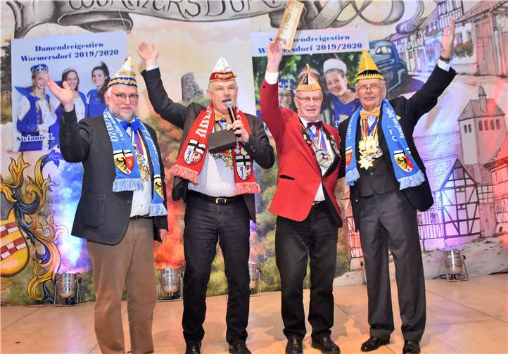 Das Rheinbacher Bürgermeisterdreigestirn Stefan Raetz, Claus Wehage und Kalle Kerstholt verliehen ihren zweiten Glasorden an Heinz Born.