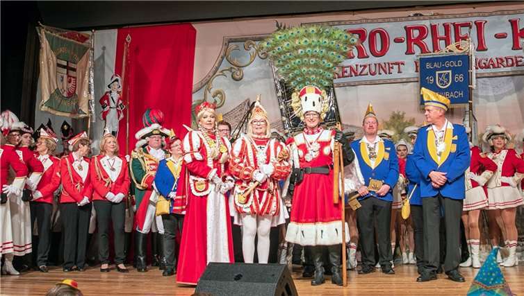 Das Rheinbacher Damendreigestirn mit Prinz Paul I. (Petra Eibenstein), Bauer Jupeck I. (Heike Watty) und Jungfrau Marie (Luise Arenz) wurde in der „Jecken Stadthalle“ feierlich proklamiert.  Foto: EICH
