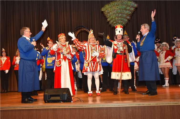 Das Rheinbacher Dreigestirn stattete dem Brauchtumsverein einen Besuch ab und erhielt eine Spende für ihren Zug.  Foto: Alfred Eich