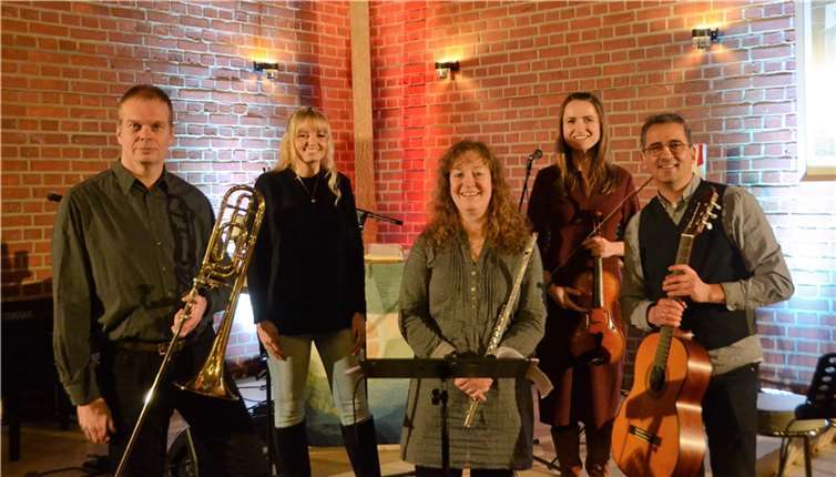 Das Rheinbacher Ensemble Feinsliebchen singt Volkslieder im Pfarrzentrum am Lindenplatz: v.li. Dirk Plücker, Marlene Theis, Heike Glaser, Maria Dörrscheidt, Gerd Engel. Foto: Rheinbach liest e.V.