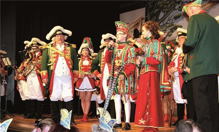 Das Rheinbacher Kinderprinzenpaar Kevin II. und Lara I. freuen sich beim Närrischen Abend über ihren Auftritt auf heimatlichem Boden. (Li.: der Kommandant des Stadtsoldatencorps Willi Hohn). STEIN