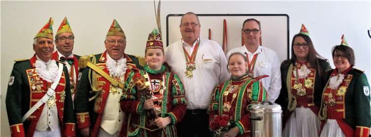 Das Rheinbacher Kinderprinzenpaar bedankte sich bei den Marktleitern für das Wurfmaterial.Foto: EICH