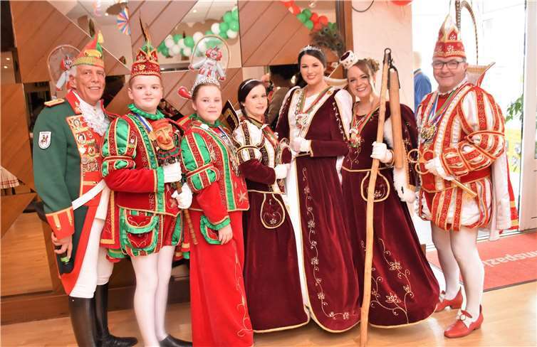 Das Rheinbacher Kinderprinzenpaar freute sich über den Besuch des Dreigestirns aus Queckenberg und des Prinzen aus Oberdrees.Foto: EICH