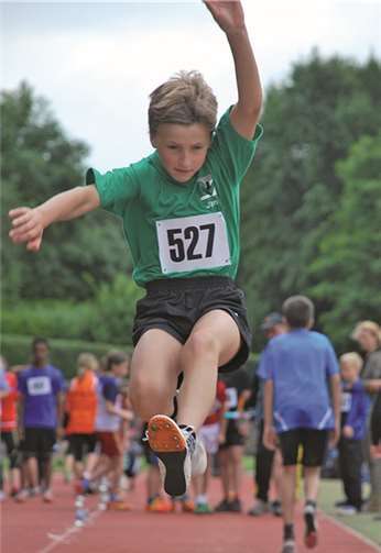 Das Rheinbacher LA-Team U12 und U14 in den bekannten, grünen Trikots am Ende der Kreismeisterschaften: (Stehend v. l.) Marvin Panofen, Klarangel, Lisa Katter, Larissa Ortmann, Cara Panofen; (liegend) Jan Schneider und Fabian Meyer. Es fehlen: Cara Lütkehölter, Lilly-Belle Obersteg, Esma Güvercin; Rebecca Rathke; Carina Fey und Luca-Sofie Haag. Privat