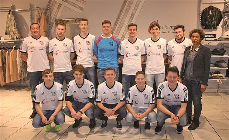 Das Rheinbacher Modegeschäft C`est la mode stattete die Mannschaft mit einem neuen Trikotsatz aus. privat