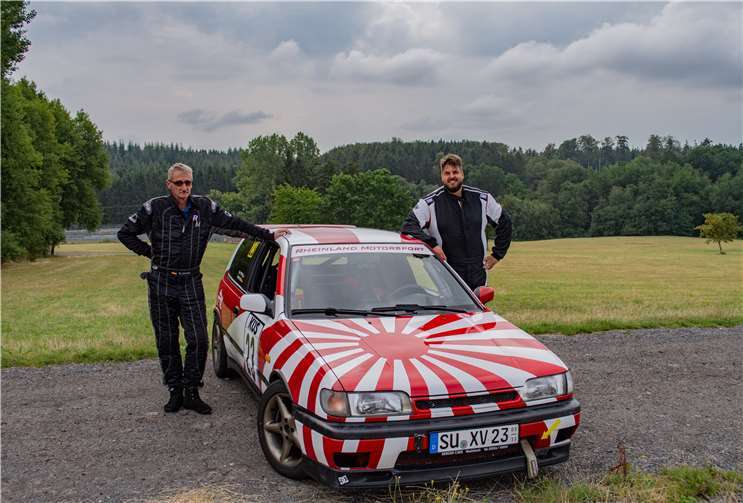 Das Rheinbacher Motorsport Team neben dem Nissan Sunny GTi.Fotos: Ben Güldner