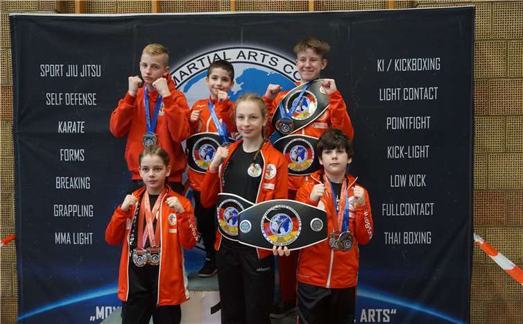 Das Rheinbacher Tomburg Boxing Wettkampfteam präsentiert stolz die hart erkämpften Medaillen und Gürtel, so wie Felice Karger (Mitte), die sich sowohl in der U13-Klasse den Gürtel erkämpfte, als auch in der U15 gegen starke Gegnerinnen den Sieg errang. Fotos: privat