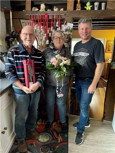 Das Rheinbreitbacher Bürgerkönigspaar Wolfgang und Ursula Herdler (v.l.) feierte jetzt Goldene Hochzeit. Jürgen Kirsch als Vorsitzender des Rheinbreitbacher Bürgervereins gratulierte.  Foto: Lenka Voussem/Bürgerverein Rheinbreitbach