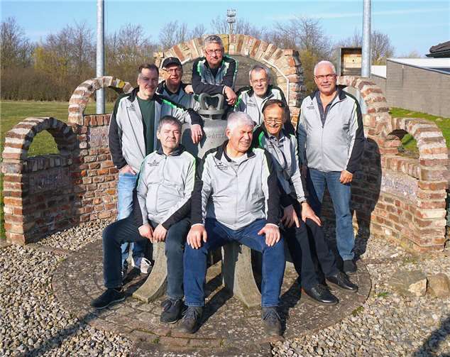 Das Rheinlandliga-Aufstiegsteam sitzend v.l. Dirk Wild, Hans-Jürgen Engler, Ronald Knab; stehend v.l. Robert Grün, Mannschaftsführer Wolfgang Lück, Ralf Stahl, Franz Fuhrmann, Sportwart Jörg Hillenbach. Es fehlt Michael Tegethoff.Foto: privat