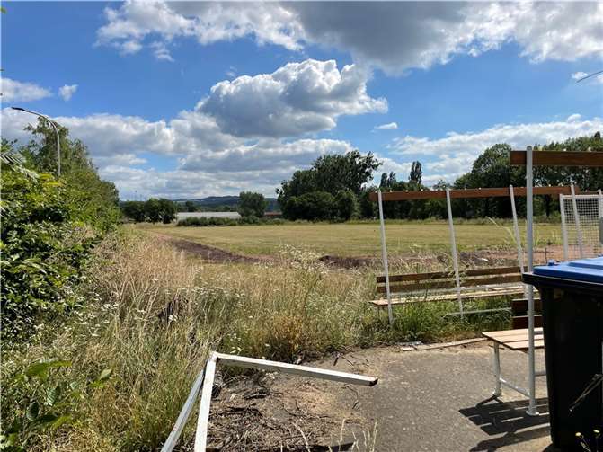 Das Rheinstadion in Sinzig ein Jahr nach der Flut.  Foto: ROB
