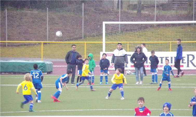 Das Rheintalstadion war voll mit Kickern, Eltern und Geschwisterkindern, die die Spiele gespannt verfolgten.
