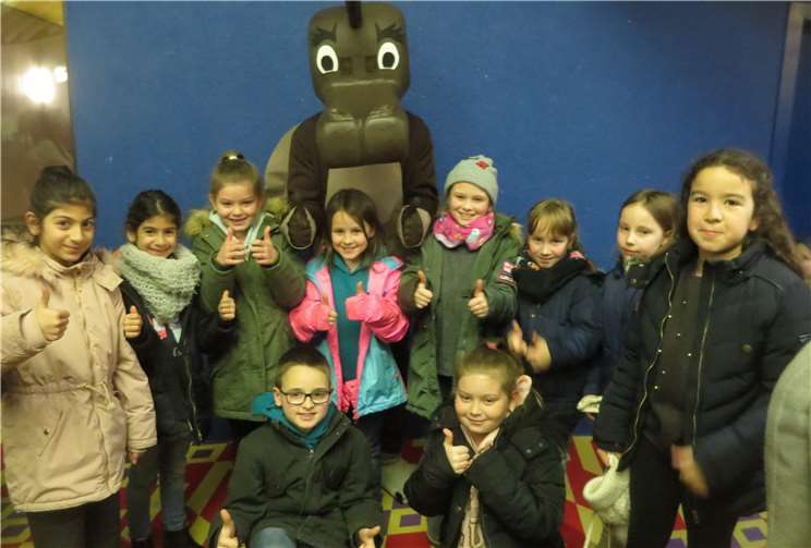 Das Rhenser Jugendrotkreuz mit dem Drachenvater „Tyrion“. DRK Rhens