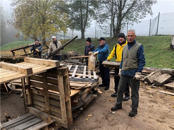 Das Rhenser Teichteam beim Aufbau des Martinsfeuers. Foto: privat