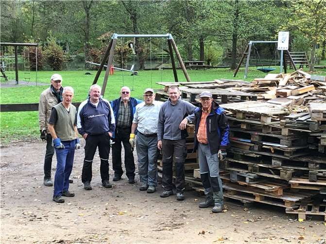 Das Rhenser Teichteam neben dem vorbereiteten Holzstapel für das Martinsfeuer. Foto: privat
