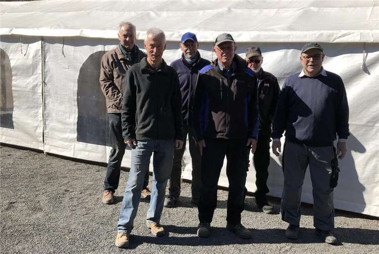 Das Rhenser Teichteam vor dem Festzelt. Foto: privat