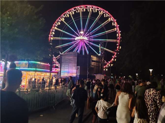 Das Riesenrad an der Mosel war weithin sichtbares Zeichen für die Pink Area auf dem Sommerfest.