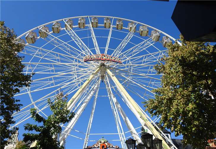 Das Riesenrad auf dem Marktplatz überragte alles. WAMFO.DE