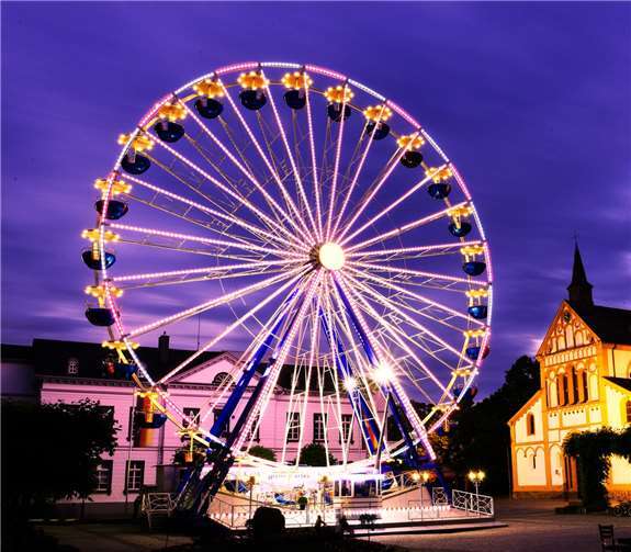 Das Riesenrad in Sinzig wird zur Disco- auch Schlagerstar Loona kommt vorbei.. Quelle: Aktivgemeinschaft Sinzig