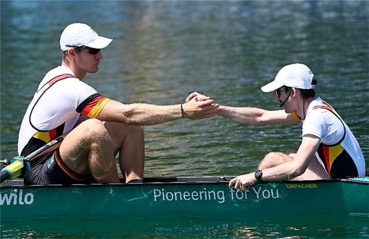 Das Ritual vor dem Start, mit dem sie sich Mut machen, Schlagmann des Deutschlandachters Matthes Schönherr (l.) und Steuermann Jonas Wiesen. Foto: Detlev Seyb/DRV