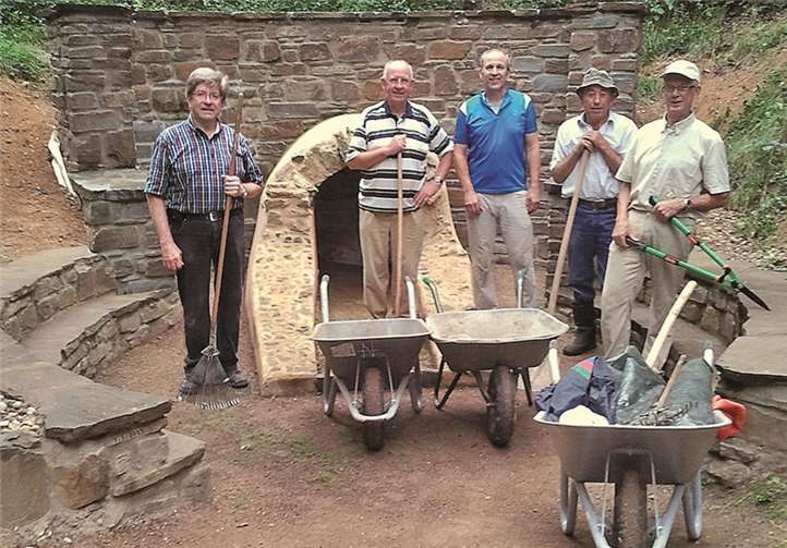 Das Römerkanal-Team nach getaner Arbeit (v.l.): Bernhard Krämer, Helmut Odenthal, Wolfgang Husch, Werner Volkmer, Matthias Schmitz. Es fehlte diesmal Dr. Dieter Drerup.privat