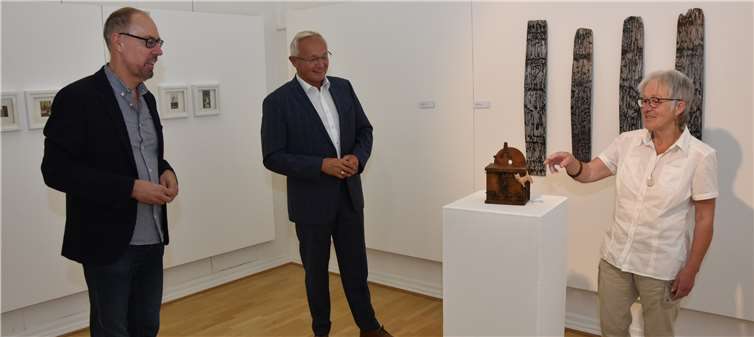 Das Roentgen-Museum Neuwied zeigt derzeit die Kunstausstellung „Dorothe Görgen – Sichtweisen“.Bedingt durch die Corona-Pandemie hatte eine offizielle Ausstellungseröffnung nicht stattgefunden.Landrat Achim Hallerbach (Mitte) besuchte nun gemeinsam mit der Künstlerin Dorothe Görgen undMuseumsdirektor Bernd Willscheid die Präsentation, die noch bis 25. Oktober 2020 zu sehen ist.