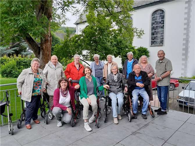 Das Rollator-Training der Gemeindeschwesternplus Ingrid Neubusch (untere Reihe, li.) und Gerlinde Brenk (untere Reihe, 2. v. li.) war sehr erfolgreich. Die Besucherinnen und Besucher hatten Spaß und lernten viel dazu.  Foto: Astrid Zens / DRK-Kreisverband Ahrweiler e.V.