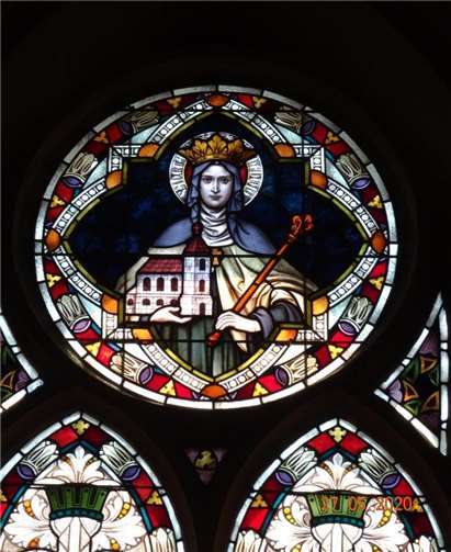 Das Rosettenfenster mit dem Bild der Hl. Hedwig kann nun wieder bewundert werden. Foto: privat