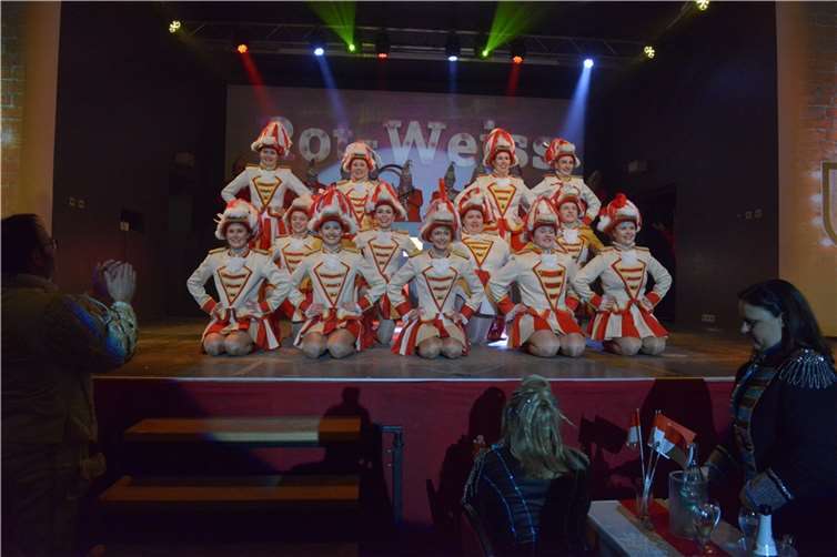 Das Rot-Weiss-Ballett startete mit einem temporeichen und exakt ausgeführten Matschtanz.