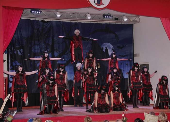 Das Rot-Weiss-Ballett tanzte einen Auszug aus dem „Tanz der Vampire“.