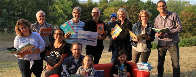 Das Rote Büchereisofa wurde zum Start von „Rheinbach liest vor 2018“ auf dem Schlittenberg platziert. privat