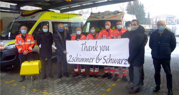 Das Rote Kreuz in Trino Vercellese bedankt sich bei Zschimmer & Schwarz für die Spende; v. l.: Mauro Bagna (Präsident Rotes Kreuz Trino Vercellese), Dr. Giorgio Mosso (Geschäftsführer Zschimmer & Schwarz Italiana), Dr. Fabrizio Guala (Geschäftsführer Zschimmer & Schwarz Italiana), Claudio Ronco, Maria Teresa Tricerri, Rinaldo Moiso, Gianni Tavano, Giuseppe Cavarretta, Stefano Ferrigato (Geschäftsführer Zschimmer & Schwarz Italiana) und Angelo Fornara.Quellen: Zschimmer & Schwarz