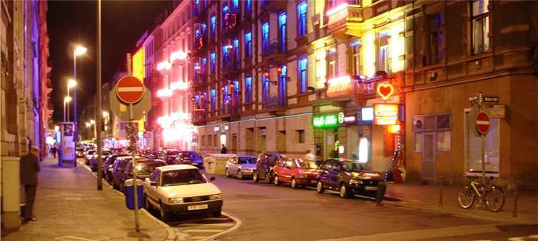 Das Rotlichtviertel von Frankfurt am Main bei Nacht.  Wikipedia/Arne Hückelheim