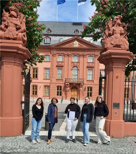 Das SMS-Team vor dem Landtagsgebäude in Mainz.