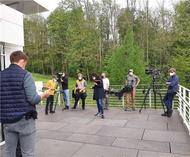 Das SWR-Team, vorne Moderator Jens Hübschen auf der Terrasse des Arp Museums.Foto: Volker Thehos
