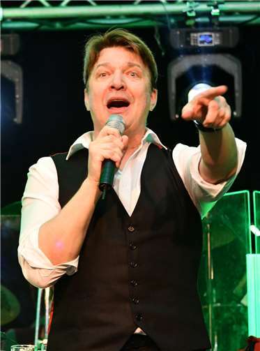 Das Sahnemix-Orchester um Frontmann Hubert Scherhag heizte den Besuchern ein.