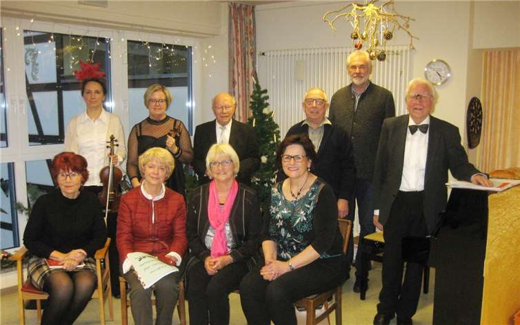 Das Salonensemble A(hr) Dur und Aktive gestalten die Adventsfeier unter der Leitung von Musikdirektor Gisbert Stenz (rechts außen) im Seniorenheim St. Maria-Josef Ahrweiler.privat