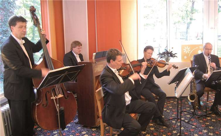 Das Salonorchester „Ole Guapa“ musizierte im Hotel „Zur Mühle“ -FA-
