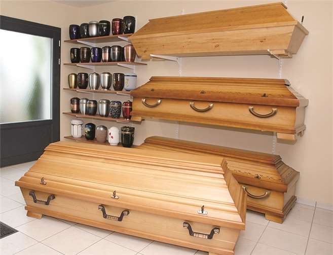 Das „Sarglager“ bei Bestattungen Meuer bietet einen kleinen Einblick in die Vielfalt der Särge.