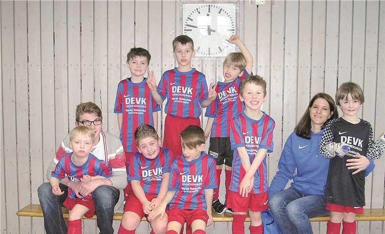 Das Sayn-Mühofener Bambini-Team: Jeremy, Ben, Philipp, Nils, Joel, Tristan, Noah, Jan mit Trainerin Sandra Kirstein und Trainer Ben Morbach.  Privat