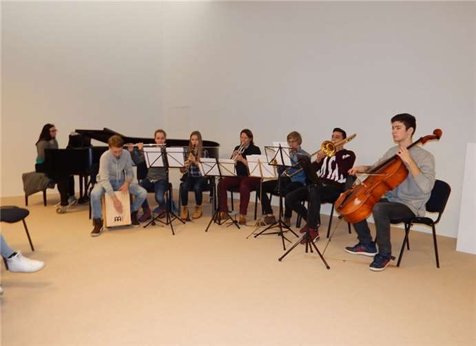 Das Scchulensemble schuf einen gediegenen musikalischen Rahmen.