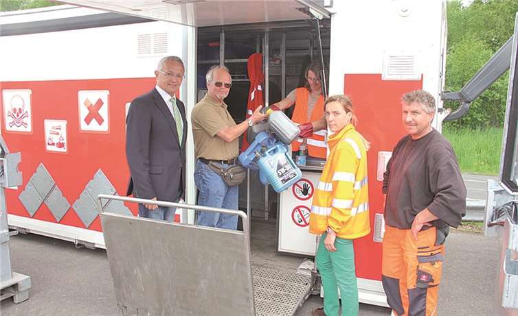 Schadstoffabgabe auch auf dem Marktplatz in Asbach möglich Das Schadstoffmobil der Kreisabfallwirtschaft hält alle 14 Tage auf dem Marktplatz in Asbach. Der 1. Kreisbeigeordnete Achim Hallerbach (li.) und Betriebsleiterin Ines Finger (2.v.re.) stellen das neue Schadstoffmobil der Firma Remondis vor. Privat