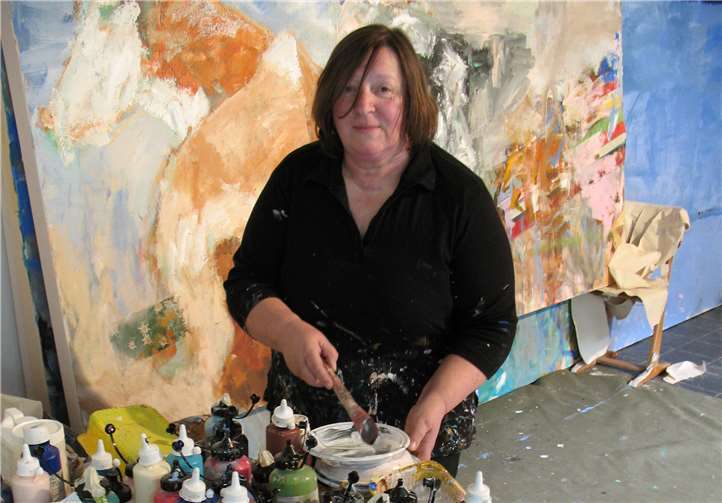 Das Schaffen Evelyn Sattlers (hier in ihrem Atelier in der Stadtmühle St. Goarshausen) wird mit einer großen Ausstellung im Kreishaus des Rhein-Lahn-Kreises gewürdigt.Privat