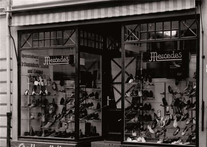 120 Jahre Qualität und Kundennähe Das Schaufenster des Schuhhauses Schüller im Jahre 1925.