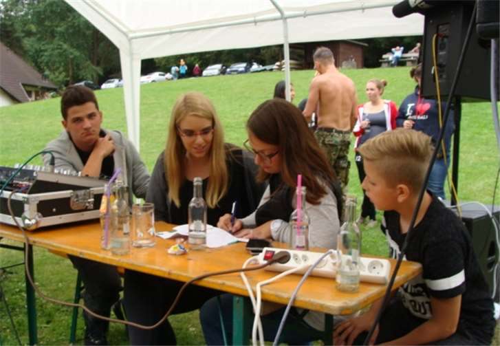 Das Schiedsrichter-Team hatte am Sonntag viel zu tun.