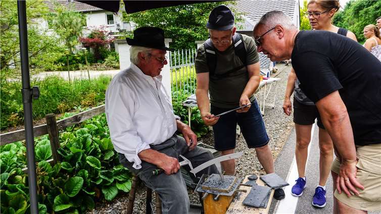 Das Schieferhandwerk fand viele Interessierte,die sich Arbeiten nach Wunsch anfertigen lassen konnten.