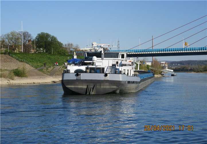 Das Schiff in der Uferböschung.Quelle: Polizeipräsidium Einsatz, Logistik und Technik