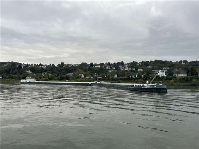 Das Schiff liegt vollständig auf Grund. Foto: WSP Koblenz